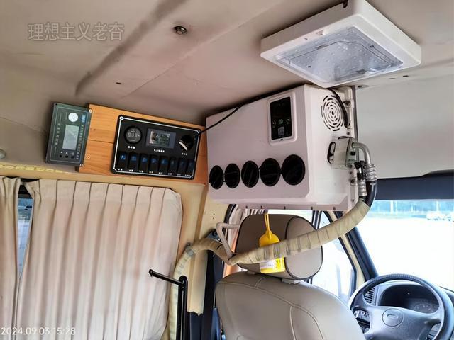 特全顺改装床车旅行宿营车自驾游更实用冰球突破正规网站车顶铺设太阳能软板福(图1)